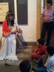 Livia Augusta parla con i bambini